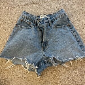 Abercrombie & Fitch 90s Relaxed Cutoff Short High Rise
